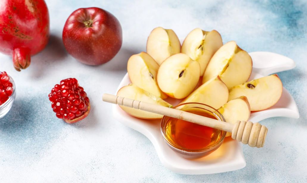 Rosh Hashanah celebration traditions for seniors in assisted living