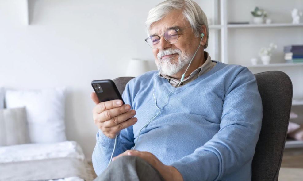 How Technology Can Empower Senior Independence in Assisted Living