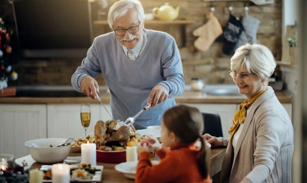 How to Navigate Thanksgiving with Your Senior Parents