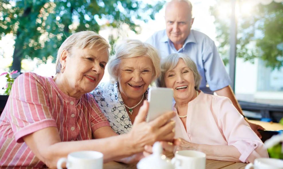 What You Need to Know About Holiday Respite Care for Seniors with Dementia